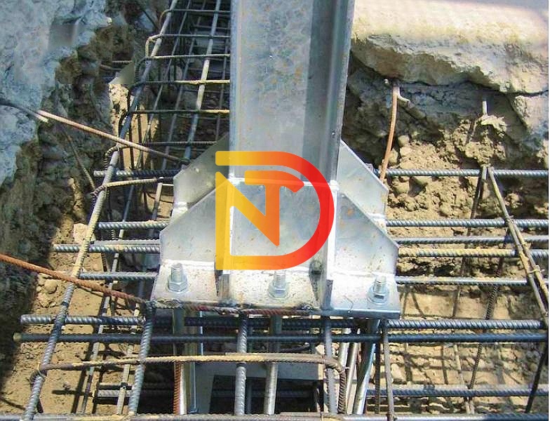 Kiểm tra độ phẳng và sai số kích thước của bản mã chân cột để tránh bản mã bị cong vênh, lắp sai kĩ thuật khi lắp đặt.