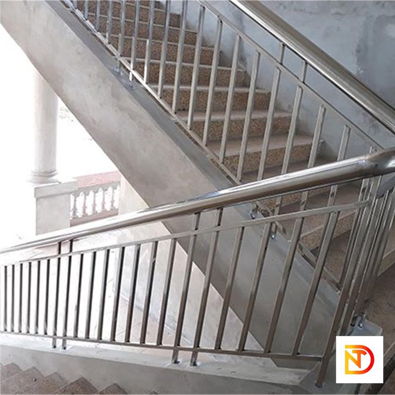 LAN-CAN-CAU-THANG-INOX-304-CON-TIEN